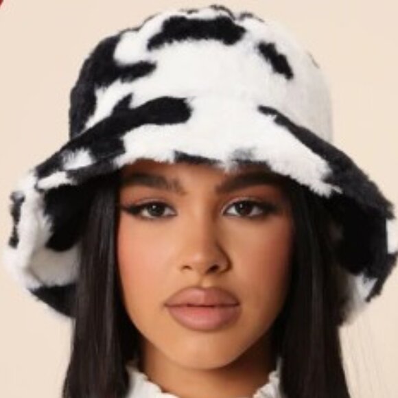 Accessories - Black and White Faux Fur Bucket Hat🎉 NWT